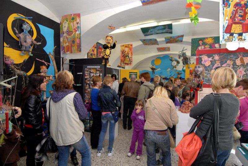 Dvacet čtyři škol, 691 přihlášených prací, z toho 263 vystavených v galerii Paletka. Mezi nimi kresby, malby, loutky. Taková je bilance výtvarné soutěže pro děti a mládež na téma Plzeňské děti Jiřímu Trnkovi, kterou v únoru letošního roku u příležitosti 100. výročí narození významného plzeňského rodáka Jiřího Trnky vyhlásilo město Plzeň ve spolupráci s galerií Paletka. Děti se mohly nechat volně inspirovat jeho dílem, ale i vlastními prožitky, pohádkami, animovanými filmy, loutkou nebo literárními podklady. (25.4.2012)