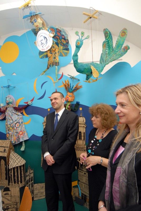 Dvacet čtyři škol, 691 přihlášených prací, z toho 263 vystavených v galerii Paletka. Mezi nimi kresby, malby, loutky. Taková je bilance výtvarné soutěže pro děti a mládež na téma Plzeňské děti Jiřímu Trnkovi, kterou v únoru letošního roku u příležitosti 100. výročí narození významného plzeňského rodáka Jiřího Trnky vyhlásilo město Plzeň ve spolupráci s galerií Paletka. Děti se mohly nechat volně inspirovat jeho dílem, ale i vlastními prožitky, pohádkami, animovanými filmy, loutkou nebo literárními podklady. (25.4.2012)