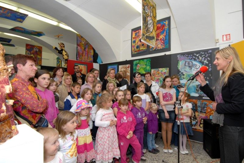 Dvacet čtyři škol, 691 přihlášených prací, z toho 263 vystavených v galerii Paletka. Mezi nimi kresby, malby, loutky. Taková je bilance výtvarné soutěže pro děti a mládež na téma Plzeňské děti Jiřímu Trnkovi, kterou v únoru letošního roku u příležitosti 100. výročí narození významného plzeňského rodáka Jiřího Trnky vyhlásilo město Plzeň ve spolupráci s galerií Paletka. Děti se mohly nechat volně inspirovat jeho dílem, ale i vlastními prožitky, pohádkami, animovanými filmy, loutkou nebo literárními podklady. (25.4.2012)