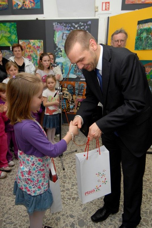 Dvacet čtyři škol, 691 přihlášených prací, z toho 263 vystavených v galerii Paletka. Mezi nimi kresby, malby, loutky. Taková je bilance výtvarné soutěže pro děti a mládež na téma Plzeňské děti Jiřímu Trnkovi, kterou v únoru letošního roku u příležitosti 100. výročí narození významného plzeňského rodáka Jiřího Trnky vyhlásilo město Plzeň ve spolupráci s galerií Paletka. Děti se mohly nechat volně inspirovat jeho dílem, ale i vlastními prožitky, pohádkami, animovanými filmy, loutkou nebo literárními podklady. (25.4.2012)