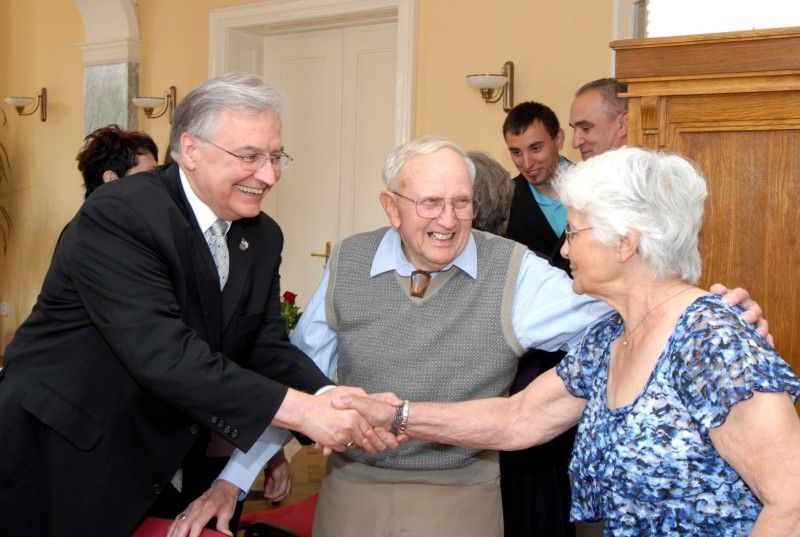 Kristýně Otáskové věnovali (4.5.2012) manželé Foyovi společně s Nadací Briana LaVioletta slavnostní snídani v plzeňské Frišově vile. Uspořádali ji na počest udělení prvního Čestného stipendia generála George S. Pattona, které získala právě Kristýna, studentka Vyšší odborné školy zdravotnické, managementu a veřejnosprávních studií v Plzni.