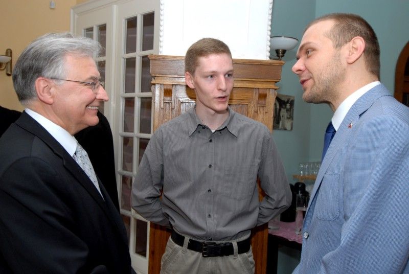 Kristýně Otáskové věnovali (4.5.2012) manželé Foyovi společně s Nadací Briana LaVioletta slavnostní snídani v plzeňské Frišově vile. Uspořádali ji na počest udělení prvního Čestného stipendia generála George S. Pattona, které získala právě Kristýna, studentka Vyšší odborné školy zdravotnické, managementu a veřejnosprávních studií v Plzni.