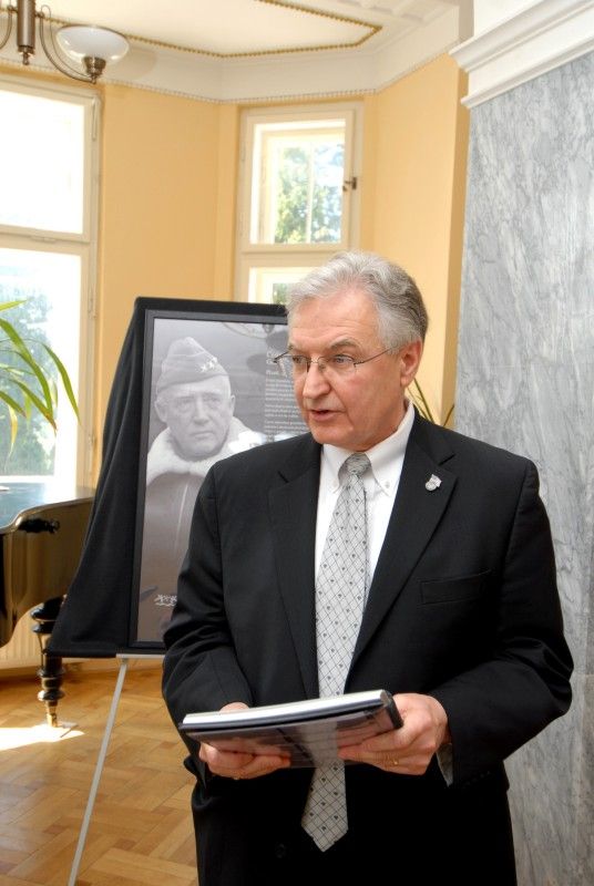 Kristýně Otáskové věnovali (4.5.2012) manželé Foyovi společně s Nadací Briana LaVioletta slavnostní snídani v plzeňské Frišově vile. Uspořádali ji na počest udělení prvního Čestného stipendia generála George S. Pattona, které získala právě Kristýna, studentka Vyšší odborné školy zdravotnické, managementu a veřejnosprávních studií v Plzni.