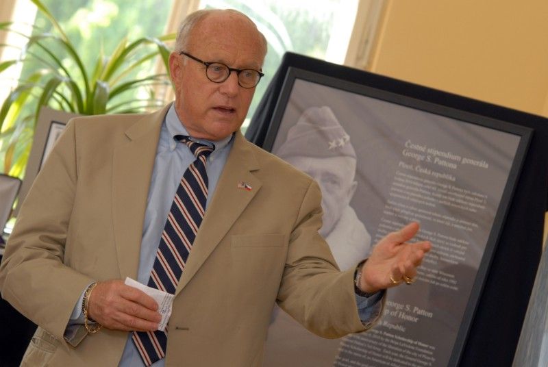 Kristýně Otáskové věnovali (4.5.2012) manželé Foyovi společně s Nadací Briana LaVioletta slavnostní snídani v plzeňské Frišově vile. Uspořádali ji na počest udělení prvního Čestného stipendia generála George S. Pattona, které získala právě Kristýna, studentka Vyšší odborné školy zdravotnické, managementu a veřejnosprávních studií v Plzni.