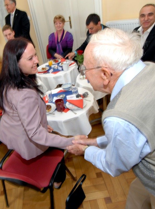 Kristýně Otáskové věnovali (4.5.2012) manželé Foyovi společně s Nadací Briana LaVioletta slavnostní snídani v plzeňské Frišově vile. Uspořádali ji na počest udělení prvního Čestného stipendia generála George S. Pattona, které získala právě Kristýna, studentka Vyšší odborné školy zdravotnické, managementu a veřejnosprávních studií v Plzni.