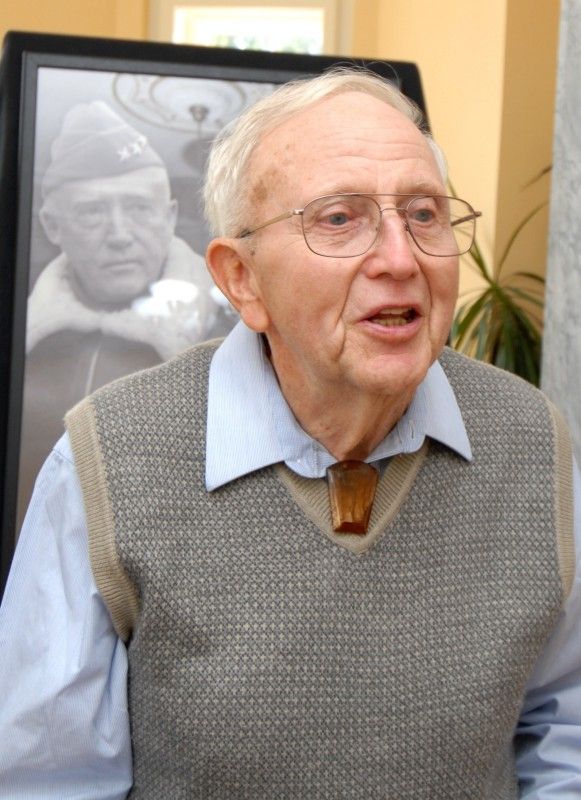 Kristýně Otáskové věnovali (4.5.2012) manželé Foyovi společně s Nadací Briana LaVioletta slavnostní snídani v plzeňské Frišově vile. Uspořádali ji na počest udělení prvního Čestného stipendia generála George S. Pattona, které získala právě Kristýna, studentka Vyšší odborné školy zdravotnické, managementu a veřejnosprávních studií v Plzni.