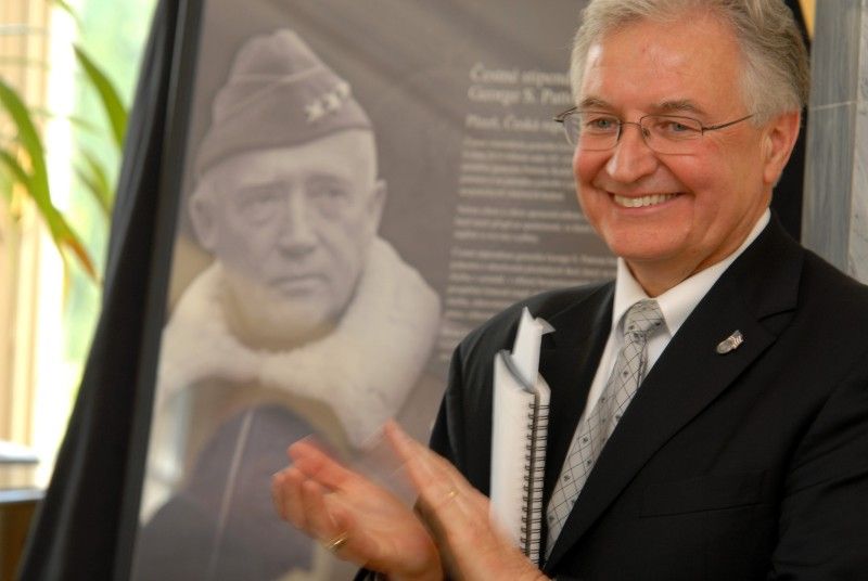 Kristýně Otáskové věnovali (4.5.2012) manželé Foyovi společně s Nadací Briana LaVioletta slavnostní snídani v plzeňské Frišově vile. Uspořádali ji na počest udělení prvního Čestného stipendia generála George S. Pattona, které získala právě Kristýna, studentka Vyšší odborné školy zdravotnické, managementu a veřejnosprávních studií v Plzni.