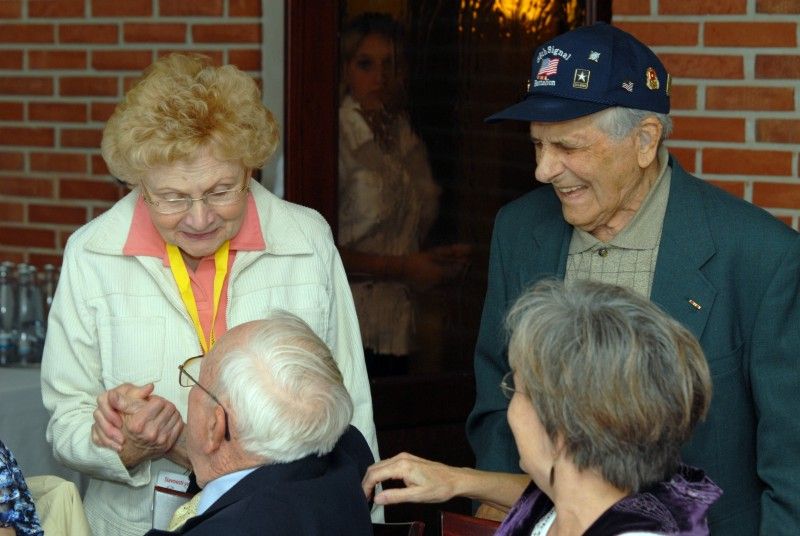 První setkání amerických válečných veteránů a jejich rodinných příslušníků s primátorem Martinem Baxou provázela (4.5.2012) dobrá nálada, radost i vtipné poznámky. Společnému obědu přecházela procházka Křižíkovými sady, které připomínají atmosféru roku 1945. Veterány doprovázela náměstkyně primátora Eva Herinková.