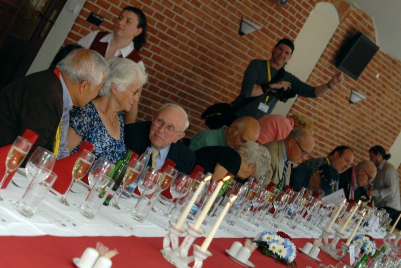 První setkání amerických válečných veteránů a jejich rodinných příslušníků s primátorem Martinem Baxou provázela (4.5.2012) dobrá nálada, radost i vtipné poznámky. Společnému obědu přecházela procházka Křižíkovými sady, které připomínají atmosféru roku 1945. Veterány doprovázela náměstkyně primátora Eva Herinková.