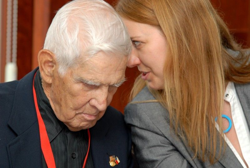 První setkání amerických válečných veteránů a jejich rodinných příslušníků s primátorem Martinem Baxou provázela (4.5.2012) dobrá nálada, radost i vtipné poznámky. Společnému obědu přecházela procházka Křižíkovými sady, které připomínají atmosféru roku 1945. Veterány doprovázela náměstkyně primátora Eva Herinková.