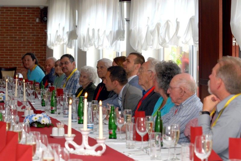 První setkání amerických válečných veteránů a jejich rodinných příslušníků s primátorem Martinem Baxou provázela (4.5.2012) dobrá nálada, radost i vtipné poznámky. Společnému obědu přecházela procházka Křižíkovými sady, které připomínají atmosféru roku 1945. Veterány doprovázela náměstkyně primátora Eva Herinková.