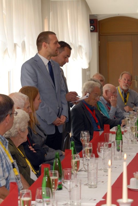 První setkání amerických válečných veteránů a jejich rodinných příslušníků s primátorem Martinem Baxou provázela (4.5.2012) dobrá nálada, radost i vtipné poznámky. Společnému obědu přecházela procházka Křižíkovými sady, které připomínají atmosféru roku 1945. Veterány doprovázela náměstkyně primátora Eva Herinková.