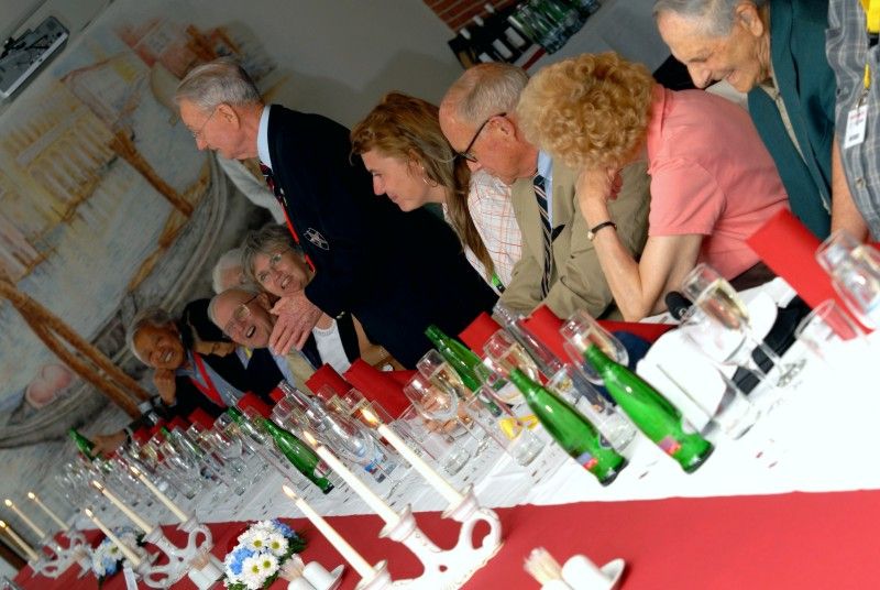 První setkání amerických válečných veteránů a jejich rodinných příslušníků s primátorem Martinem Baxou provázela (4.5.2012) dobrá nálada, radost i vtipné poznámky. Společnému obědu přecházela procházka Křižíkovými sady, které připomínají atmosféru roku 1945. Veterány doprovázela náměstkyně primátora Eva Herinková.