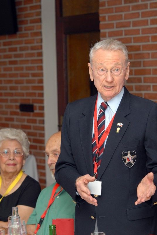 První setkání amerických válečných veteránů a jejich rodinných příslušníků s primátorem Martinem Baxou provázela (4.5.2012) dobrá nálada, radost i vtipné poznámky. Společnému obědu přecházela procházka Křižíkovými sady, které připomínají atmosféru roku 1945. Veterány doprovázela náměstkyně primátora Eva Herinková.