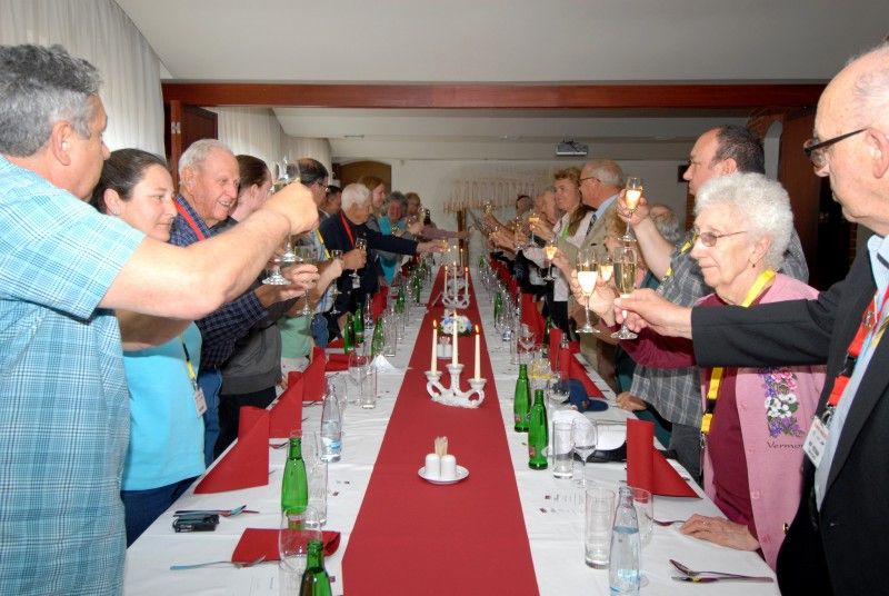 První setkání amerických válečných veteránů a jejich rodinných příslušníků s primátorem Martinem Baxou provázela (4.5.2012) dobrá nálada, radost i vtipné poznámky. Společnému obědu přecházela procházka Křižíkovými sady, které připomínají atmosféru roku 1945. Veterány doprovázela náměstkyně primátora Eva Herinková.