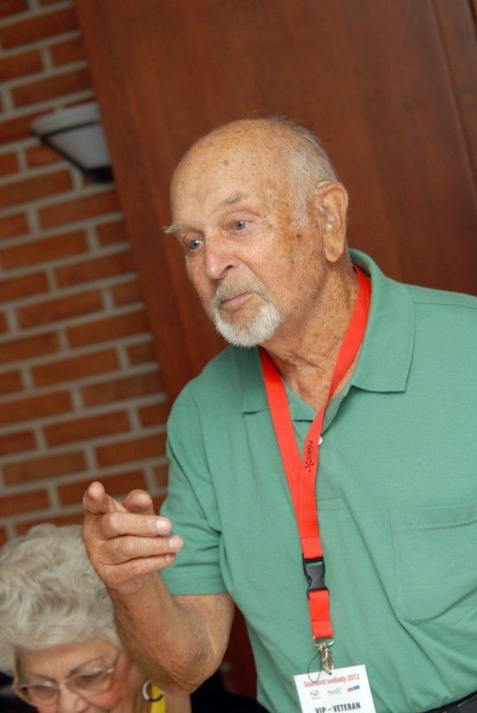 První setkání amerických válečných veteránů a jejich rodinných příslušníků s primátorem Martinem Baxou provázela (4.5.2012) dobrá nálada, radost i vtipné poznámky. Společnému obědu přecházela procházka Křižíkovými sady, které připomínají atmosféru roku 1945. Veterány doprovázela náměstkyně primátora Eva Herinková.