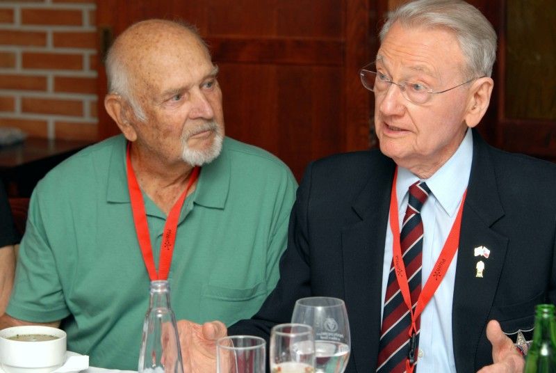 První setkání amerických válečných veteránů a jejich rodinných příslušníků s primátorem Martinem Baxou provázela (4.5.2012) dobrá nálada, radost i vtipné poznámky. Společnému obědu přecházela procházka Křižíkovými sady, které připomínají atmosféru roku 1945. Veterány doprovázela náměstkyně primátora Eva Herinková.