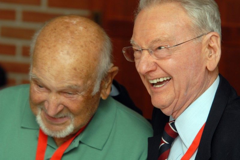 První setkání amerických válečných veteránů a jejich rodinných příslušníků s primátorem Martinem Baxou provázela (4.5.2012) dobrá nálada, radost i vtipné poznámky. Společnému obědu přecházela procházka Křižíkovými sady, které připomínají atmosféru roku 1945. Veterány doprovázela náměstkyně primátora Eva Herinková.