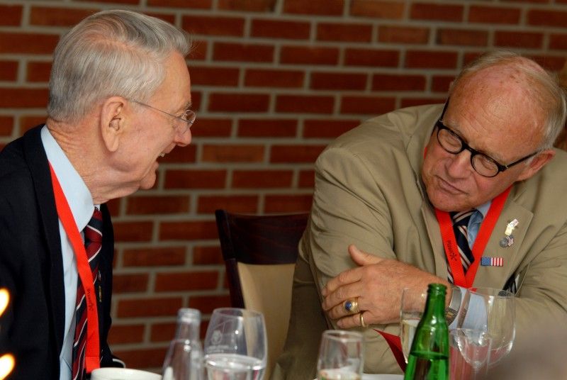 První setkání amerických válečných veteránů a jejich rodinných příslušníků s primátorem Martinem Baxou provázela (4.5.2012) dobrá nálada, radost i vtipné poznámky. Společnému obědu přecházela procházka Křižíkovými sady, které připomínají atmosféru roku 1945. Veterány doprovázela náměstkyně primátora Eva Herinková.