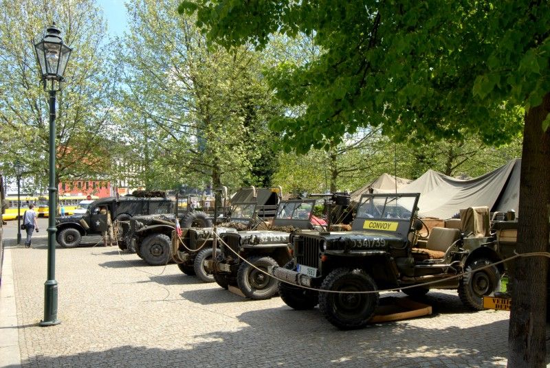 Do Křižíkových sadů se dnes ráno (4.5.2012) vrátil život roku 1945. Jsou tu k vidění vojenské stany, jejich vybavení, policie, civilní ulice s klasickou trafikou a na své si přijdou i milovníci vojenské techniky. Kromě džípů, amerických vozů Dodge, GMC, Half  Tracku, obrněných transportérů M8 Greyhound, motorek Harley Davidson se tu představují i zbraně – klasické britské a americké pušky, samopaly, pistole, revolvery nebo lehké a těžké kulomety.