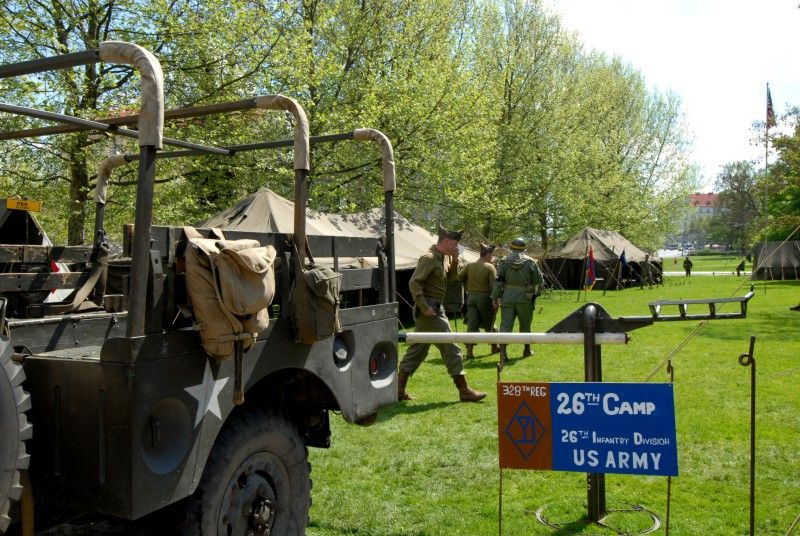 Do Křižíkových sadů se dnes ráno (4.5.2012) vrátil život roku 1945. Jsou tu k vidění vojenské stany, jejich vybavení, policie, civilní ulice s klasickou trafikou a na své si přijdou i milovníci vojenské techniky. Kromě džípů, amerických vozů Dodge, GMC, Half  Tracku, obrněných transportérů M8 Greyhound, motorek Harley Davidson se tu představují i zbraně – klasické britské a americké pušky, samopaly, pistole, revolvery nebo lehké a těžké kulomety.