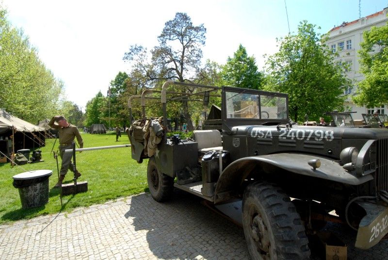 Do Křižíkových sadů se dnes ráno (4.5.2012) vrátil život roku 1945. Jsou tu k vidění vojenské stany, jejich vybavení, policie, civilní ulice s klasickou trafikou a na své si přijdou i milovníci vojenské techniky. Kromě džípů, amerických vozů Dodge, GMC, Half  Tracku, obrněných transportérů M8 Greyhound, motorek Harley Davidson se tu představují i zbraně – klasické britské a americké pušky, samopaly, pistole, revolvery nebo lehké a těžké kulomety.