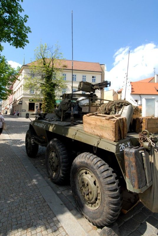 Do Křižíkových sadů se dnes ráno (4.5.2012) vrátil život roku 1945. Jsou tu k vidění vojenské stany, jejich vybavení, policie, civilní ulice s klasickou trafikou a na své si přijdou i milovníci vojenské techniky. Kromě džípů, amerických vozů Dodge, GMC, Half  Tracku, obrněných transportérů M8 Greyhound, motorek Harley Davidson se tu představují i zbraně – klasické britské a americké pušky, samopaly, pistole, revolvery nebo lehké a těžké kulomety.