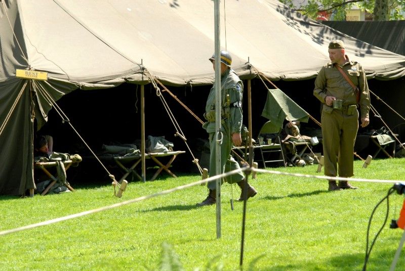 Do Křižíkových sadů se dnes ráno (4.5.2012) vrátil život roku 1945. Jsou tu k vidění vojenské stany, jejich vybavení, policie, civilní ulice s klasickou trafikou a na své si přijdou i milovníci vojenské techniky. Kromě džípů, amerických vozů Dodge, GMC, Half  Tracku, obrněných transportérů M8 Greyhound, motorek Harley Davidson se tu představují i zbraně – klasické britské a americké pušky, samopaly, pistole, revolvery nebo lehké a těžké kulomety.