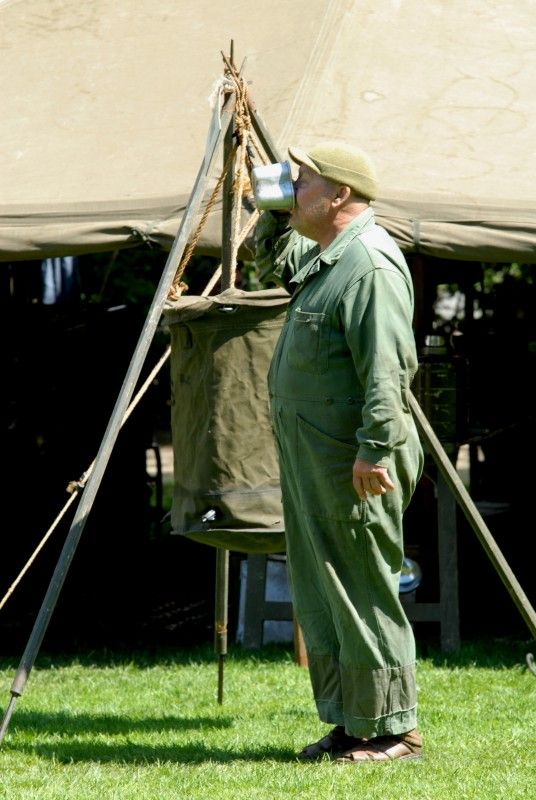 Do Křižíkových sadů se dnes ráno (4.5.2012) vrátil život roku 1945. Jsou tu k vidění vojenské stany, jejich vybavení, policie, civilní ulice s klasickou trafikou a na své si přijdou i milovníci vojenské techniky. Kromě džípů, amerických vozů Dodge, GMC, Half  Tracku, obrněných transportérů M8 Greyhound, motorek Harley Davidson se tu představují i zbraně – klasické britské a americké pušky, samopaly, pistole, revolvery nebo lehké a těžké kulomety.