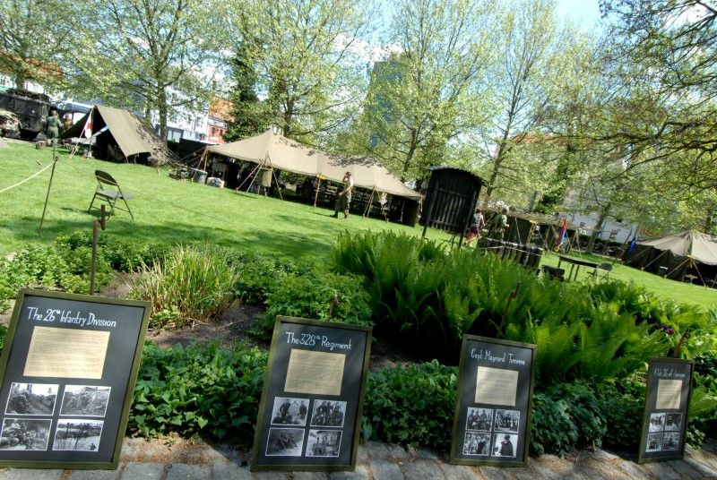 Do Křižíkových sadů se dnes ráno (4.5.2012) vrátil život roku 1945. Jsou tu k vidění vojenské stany, jejich vybavení, policie, civilní ulice s klasickou trafikou a na své si přijdou i milovníci vojenské techniky. Kromě džípů, amerických vozů Dodge, GMC, Half  Tracku, obrněných transportérů M8 Greyhound, motorek Harley Davidson se tu představují i zbraně – klasické britské a americké pušky, samopaly, pistole, revolvery nebo lehké a těžké kulomety.