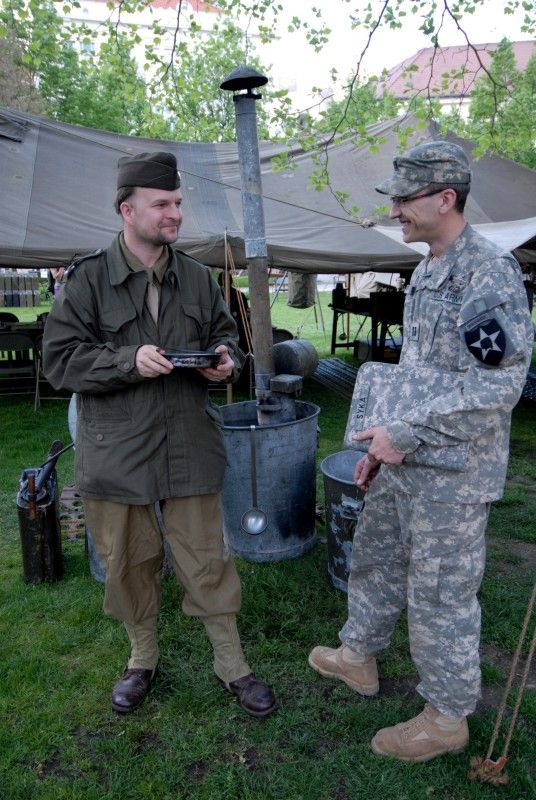 Do Křižíkových sadů se dnes ráno (4.5.2012) vrátil život roku 1945. Jsou tu k vidění vojenské stany, jejich vybavení, policie, civilní ulice s klasickou trafikou a na své si přijdou i milovníci vojenské techniky. Kromě džípů, amerických vozů Dodge, GMC, Half  Tracku, obrněných transportérů M8 Greyhound, motorek Harley Davidson se tu představují i zbraně – klasické britské a americké pušky, samopaly, pistole, revolvery nebo lehké a těžké kulomety.