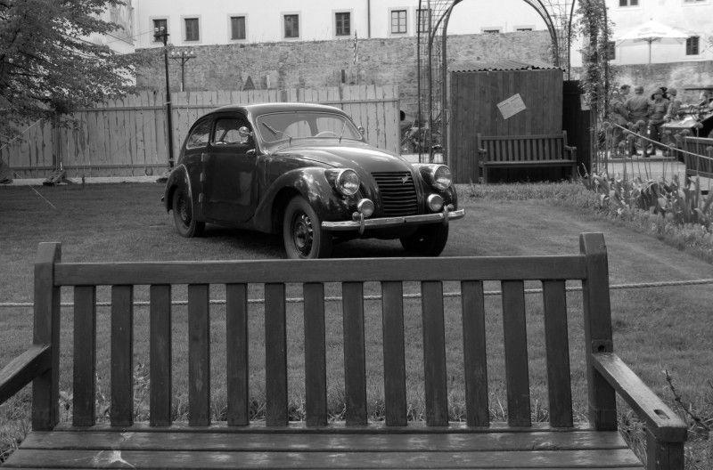Do Křižíkových sadů se dnes ráno (4.5.2012) vrátil život roku 1945. Jsou tu k vidění vojenské stany, jejich vybavení, policie, civilní ulice s klasickou trafikou a na své si přijdou i milovníci vojenské techniky. Kromě džípů, amerických vozů Dodge, GMC, Half  Tracku, obrněných transportérů M8 Greyhound, motorek Harley Davidson se tu představují i zbraně – klasické britské a americké pušky, samopaly, pistole, revolvery nebo lehké a těžké kulomety.