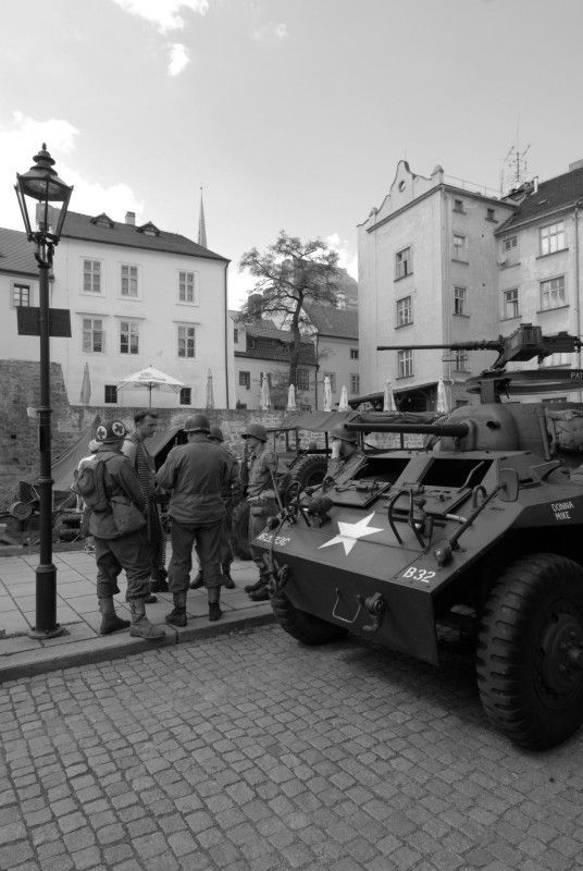 Do Křižíkových sadů se dnes ráno (4.5.2012) vrátil život roku 1945. Jsou tu k vidění vojenské stany, jejich vybavení, policie, civilní ulice s klasickou trafikou a na své si přijdou i milovníci vojenské techniky. Kromě džípů, amerických vozů Dodge, GMC, Half  Tracku, obrněných transportérů M8 Greyhound, motorek Harley Davidson se tu představují i zbraně – klasické britské a americké pušky, samopaly, pistole, revolvery nebo lehké a těžké kulomety.