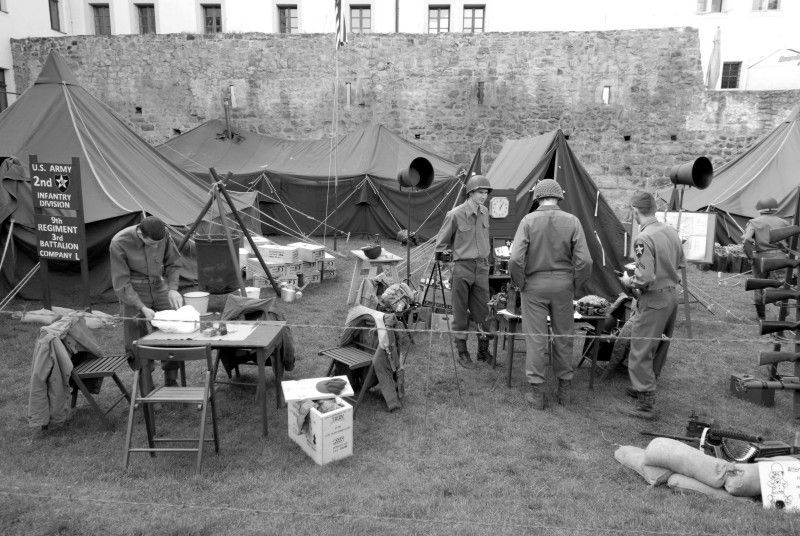 Do Křižíkových sadů se dnes ráno (4.5.2012) vrátil život roku 1945. Jsou tu k vidění vojenské stany, jejich vybavení, policie, civilní ulice s klasickou trafikou a na své si přijdou i milovníci vojenské techniky. Kromě džípů, amerických vozů Dodge, GMC, Half  Tracku, obrněných transportérů M8 Greyhound, motorek Harley Davidson se tu představují i zbraně – klasické britské a americké pušky, samopaly, pistole, revolvery nebo lehké a těžké kulomety.