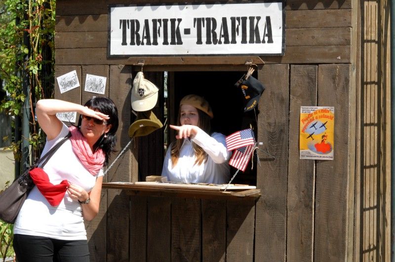 Do Křižíkových sadů se dnes ráno (4.5.2012) vrátil život roku 1945. Jsou tu k vidění vojenské stany, jejich vybavení, policie, civilní ulice s klasickou trafikou a na své si přijdou i milovníci vojenské techniky. Kromě džípů, amerických vozů Dodge, GMC, Half  Tracku, obrněných transportérů M8 Greyhound, motorek Harley Davidson se tu představují i zbraně – klasické britské a americké pušky, samopaly, pistole, revolvery nebo lehké a těžké kulomety.