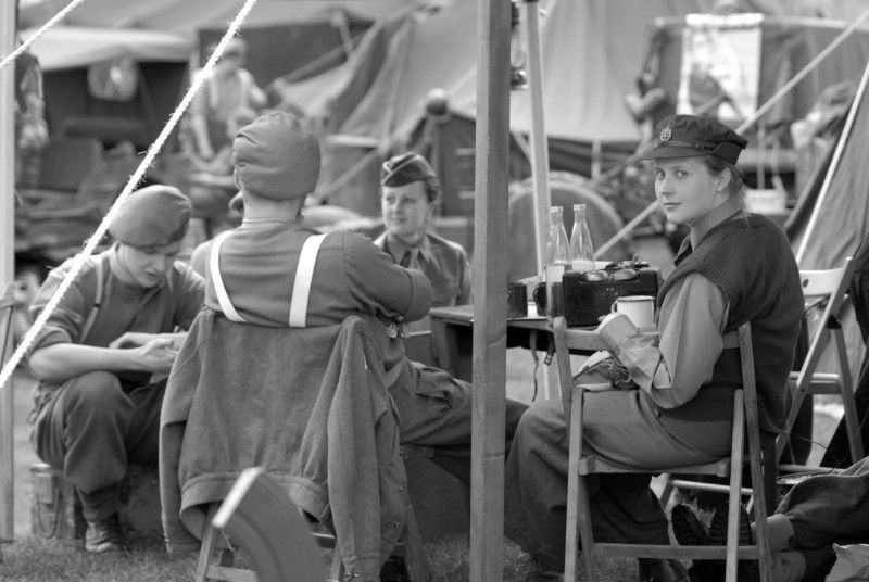 Do Křižíkových sadů se dnes ráno (4.5.2012) vrátil život roku 1945. Jsou tu k vidění vojenské stany, jejich vybavení, policie, civilní ulice s klasickou trafikou a na své si přijdou i milovníci vojenské techniky. Kromě džípů, amerických vozů Dodge, GMC, Half  Tracku, obrněných transportérů M8 Greyhound, motorek Harley Davidson se tu představují i zbraně – klasické britské a americké pušky, samopaly, pistole, revolvery nebo lehké a těžké kulomety.