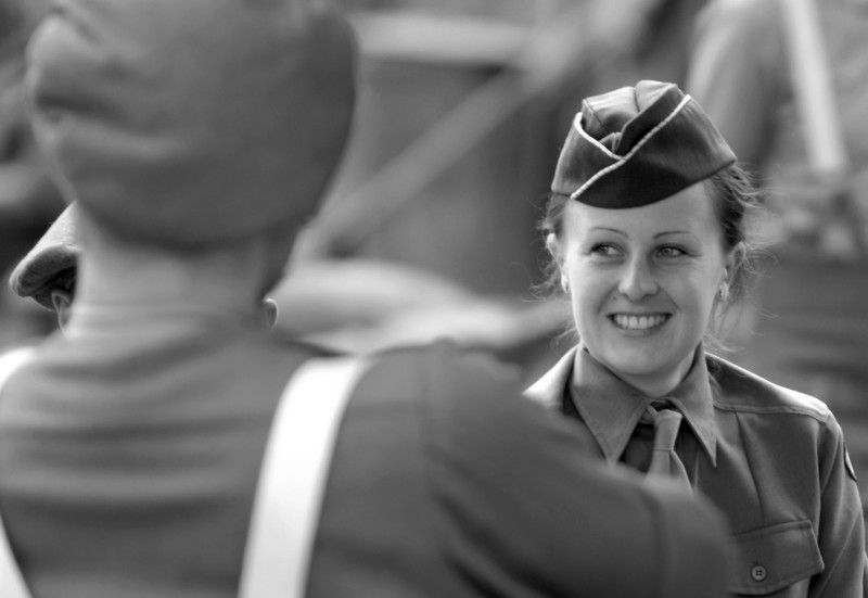 Do Křižíkových sadů se dnes ráno (4.5.2012) vrátil život roku 1945. Jsou tu k vidění vojenské stany, jejich vybavení, policie, civilní ulice s klasickou trafikou a na své si přijdou i milovníci vojenské techniky. Kromě džípů, amerických vozů Dodge, GMC, Half  Tracku, obrněných transportérů M8 Greyhound, motorek Harley Davidson se tu představují i zbraně – klasické britské a americké pušky, samopaly, pistole, revolvery nebo lehké a těžké kulomety.