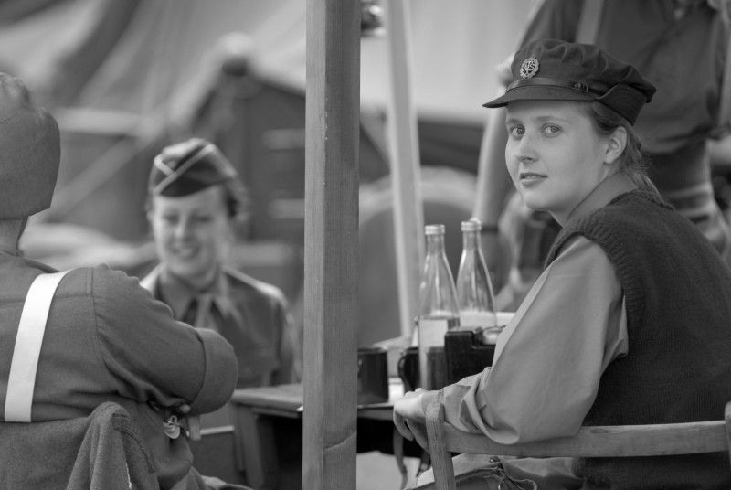 Do Křižíkových sadů se dnes ráno (4.5.2012) vrátil život roku 1945. Jsou tu k vidění vojenské stany, jejich vybavení, policie, civilní ulice s klasickou trafikou a na své si přijdou i milovníci vojenské techniky. Kromě džípů, amerických vozů Dodge, GMC, Half  Tracku, obrněných transportérů M8 Greyhound, motorek Harley Davidson se tu představují i zbraně – klasické britské a americké pušky, samopaly, pistole, revolvery nebo lehké a těžké kulomety.