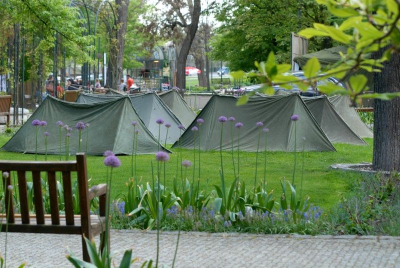Do Křižíkových sadů se dnes ráno (4.5.2012) vrátil život roku 1945. Jsou tu k vidění vojenské stany, jejich vybavení, policie, civilní ulice s klasickou trafikou a na své si přijdou i milovníci vojenské techniky. Kromě džípů, amerických vozů Dodge, GMC, Half  Tracku, obrněných transportérů M8 Greyhound, motorek Harley Davidson se tu představují i zbraně – klasické britské a americké pušky, samopaly, pistole, revolvery nebo lehké a těžké kulomety.