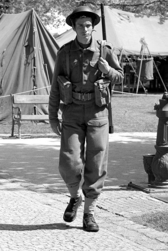 Do Křižíkových sadů se dnes ráno (4.5.2012) vrátil život roku 1945. Jsou tu k vidění vojenské stany, jejich vybavení, policie, civilní ulice s klasickou trafikou a na své si přijdou i milovníci vojenské techniky. Kromě džípů, amerických vozů Dodge, GMC, Half  Tracku, obrněných transportérů M8 Greyhound, motorek Harley Davidson se tu představují i zbraně – klasické britské a americké pušky, samopaly, pistole, revolvery nebo lehké a těžké kulomety.