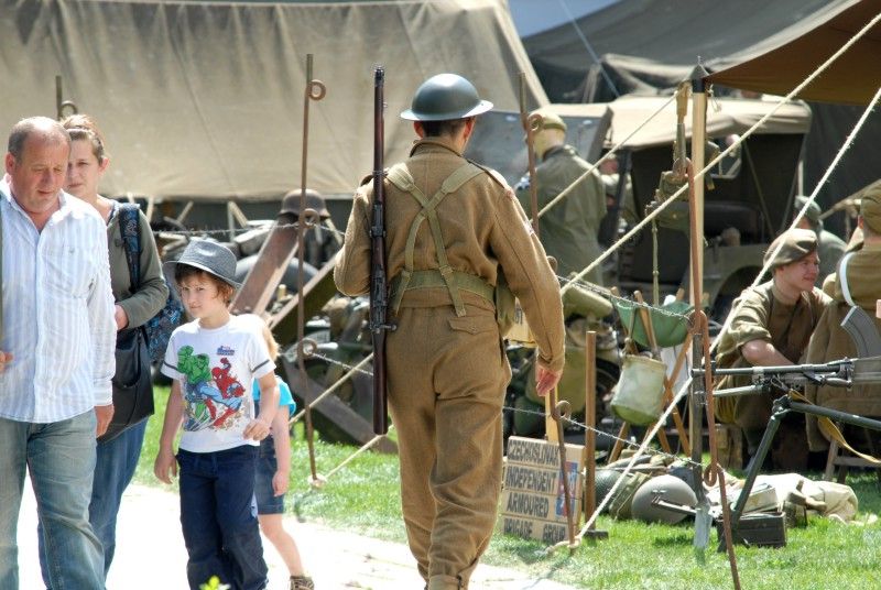 Do Křižíkových sadů se dnes ráno (4.5.2012) vrátil život roku 1945. Jsou tu k vidění vojenské stany, jejich vybavení, policie, civilní ulice s klasickou trafikou a na své si přijdou i milovníci vojenské techniky. Kromě džípů, amerických vozů Dodge, GMC, Half  Tracku, obrněných transportérů M8 Greyhound, motorek Harley Davidson se tu představují i zbraně – klasické britské a americké pušky, samopaly, pistole, revolvery nebo lehké a těžké kulomety.