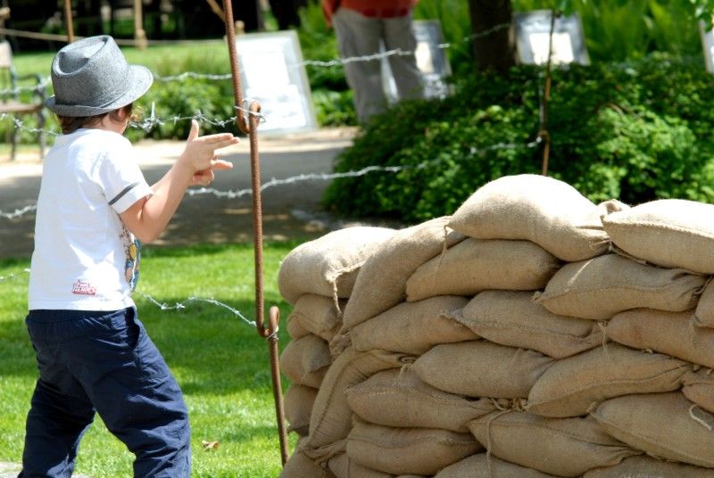 Do Křižíkových sadů se dnes ráno (4.5.2012) vrátil život roku 1945. Jsou tu k vidění vojenské stany, jejich vybavení, policie, civilní ulice s klasickou trafikou a na své si přijdou i milovníci vojenské techniky. Kromě džípů, amerických vozů Dodge, GMC, Half  Tracku, obrněných transportérů M8 Greyhound, motorek Harley Davidson se tu představují i zbraně – klasické britské a americké pušky, samopaly, pistole, revolvery nebo lehké a těžké kulomety.
