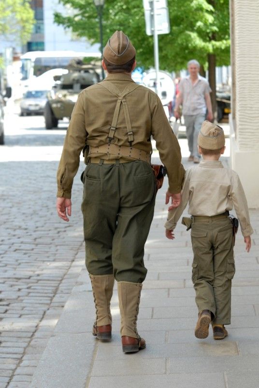 Do Křižíkových sadů se dnes ráno (4.5.2012) vrátil život roku 1945. Jsou tu k vidění vojenské stany, jejich vybavení, policie, civilní ulice s klasickou trafikou a na své si přijdou i milovníci vojenské techniky. Kromě džípů, amerických vozů Dodge, GMC, Half  Tracku, obrněných transportérů M8 Greyhound, motorek Harley Davidson se tu představují i zbraně – klasické britské a americké pušky, samopaly, pistole, revolvery nebo lehké a těžké kulomety.