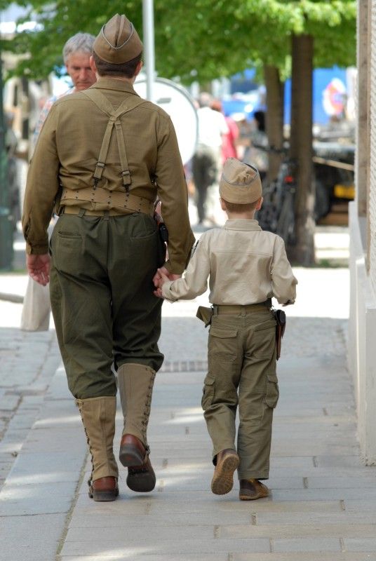 Do Křižíkových sadů se dnes ráno (4.5.2012) vrátil život roku 1945. Jsou tu k vidění vojenské stany, jejich vybavení, policie, civilní ulice s klasickou trafikou a na své si přijdou i milovníci vojenské techniky. Kromě džípů, amerických vozů Dodge, GMC, Half  Tracku, obrněných transportérů M8 Greyhound, motorek Harley Davidson se tu představují i zbraně – klasické britské a americké pušky, samopaly, pistole, revolvery nebo lehké a těžké kulomety.