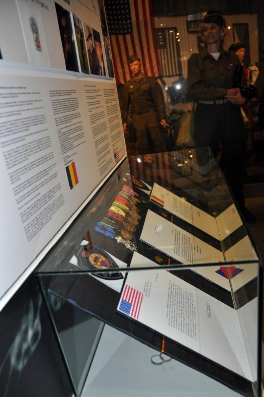 Informace o postupu belgického 17. střeleckého praporu rozšíří expozici muzea Patton Memorial Pilsen, kterou tvoří více než tisíc vystavených exponátů ze sbírek soukromých sběratelů. Mapu postupu praporu, jež byl přidělen k 3. protitankovému pluku pátého sboru 1. americké armády vedené generálem Hodgesem, doplňují dobové fotografie vojáků, vyznamenání, drobné předměty a rovněž snímek vlajky belgických střelců společně se stuhou věnovanou městem Plzeň svým osvoboditelům v roce 1945.
Artefakty muzeu věnovalo Bratrstvo 17. střeleckého praporu (4.5.2012).