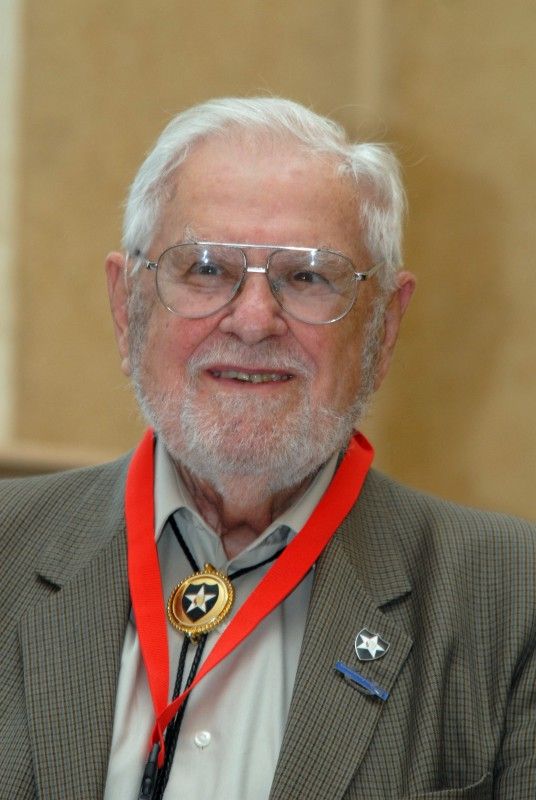 Možnost osobně se setkat s americkými veterány, přímými aktéry osvobozování Plzně a západních Čech americkou armádou, nalákala na plzeňskou radnici (4.5.2012) zástupy nejen Plzeňanů, kteří zaplnili obřadní síň s touhou setkat se s deseti statečnými hrdiny, vyslechnout si jejich vzpomínky, poděkovat, osobně se s nimi pozdravit či ověřit si vzpomínky pamětníků.
Příběhy a tváře Earla Ingrama, George Thompsona, Thomase Grissopa, Erika O. Petersona, Stephena Masona, Toma Ingrama, Franka Fortinelly, Kena Mara, Roberta Gilberta a Jima Duncana.