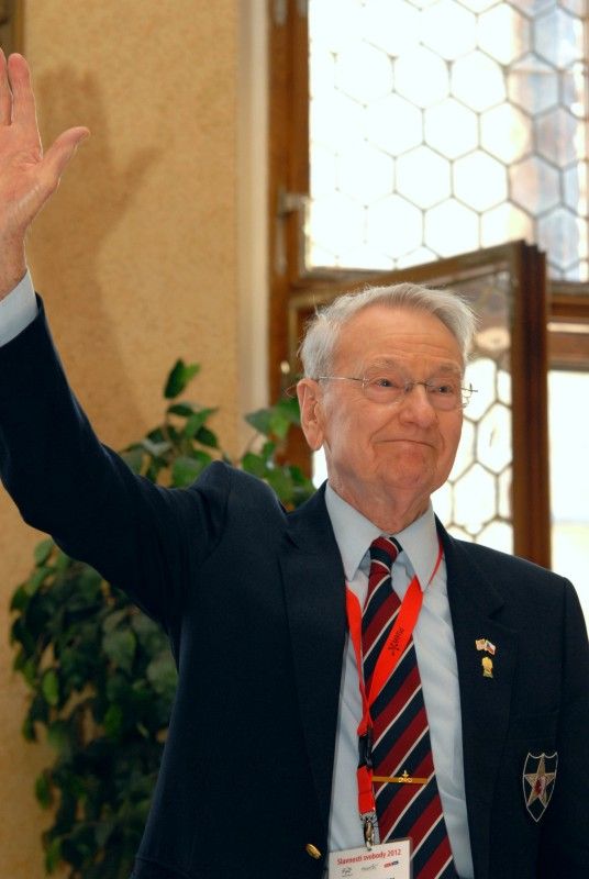 Možnost osobně se setkat s americkými veterány, přímými aktéry osvobozování Plzně a západních Čech americkou armádou, nalákala na plzeňskou radnici (4.5.2012) zástupy nejen Plzeňanů, kteří zaplnili obřadní síň s touhou setkat se s deseti statečnými hrdiny, vyslechnout si jejich vzpomínky, poděkovat, osobně se s nimi pozdravit či ověřit si vzpomínky pamětníků.
Příběhy a tváře Earla Ingrama, George Thompsona, Thomase Grissopa, Erika O. Petersona, Stephena Masona, Toma Ingrama, Franka Fortinelly, Kena Mara, Roberta Gilberta a Jima Duncana.