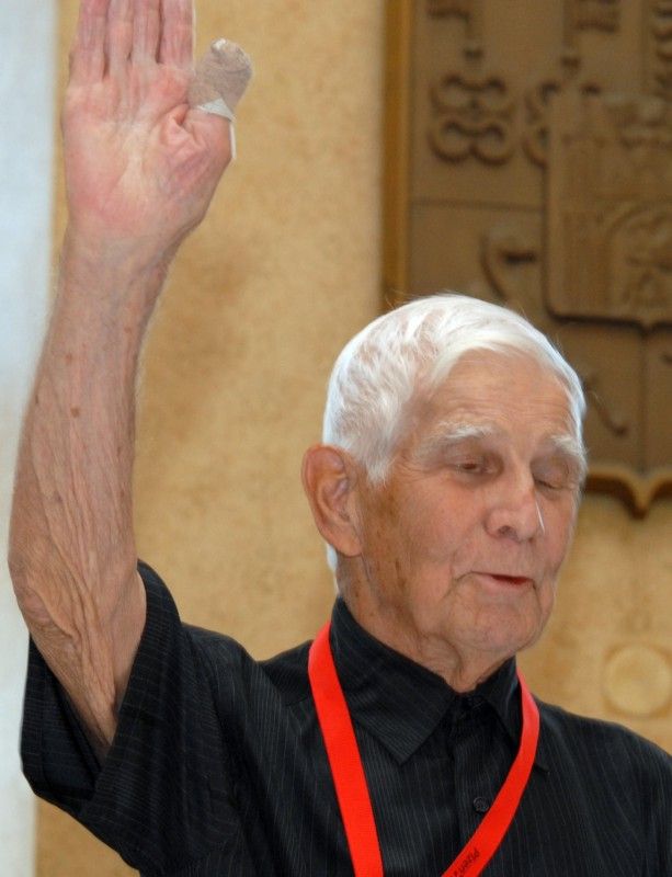 Možnost osobně se setkat s americkými veterány, přímými aktéry osvobozování Plzně a západních Čech americkou armádou, nalákala na plzeňskou radnici (4.5.2012) zástupy nejen Plzeňanů, kteří zaplnili obřadní síň s touhou setkat se s deseti statečnými hrdiny, vyslechnout si jejich vzpomínky, poděkovat, osobně se s nimi pozdravit či ověřit si vzpomínky pamětníků.
Příběhy a tváře Earla Ingrama, George Thompsona, Thomase Grissopa, Erika O. Petersona, Stephena Masona, Toma Ingrama, Franka Fortinelly, Kena Mara, Roberta Gilberta a Jima Duncana.