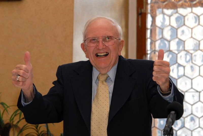 Možnost osobně se setkat s americkými veterány, přímými aktéry osvobozování Plzně a západních Čech americkou armádou, nalákala na plzeňskou radnici (4.5.2012) zástupy nejen Plzeňanů, kteří zaplnili obřadní síň s touhou setkat se s deseti statečnými hrdiny, vyslechnout si jejich vzpomínky, poděkovat, osobně se s nimi pozdravit či ověřit si vzpomínky pamětníků.
Příběhy a tváře Earla Ingrama, George Thompsona, Thomase Grissopa, Erika O. Petersona, Stephena Masona, Toma Ingrama, Franka Fortinelly, Kena Mara, Roberta Gilberta a Jima Duncana.