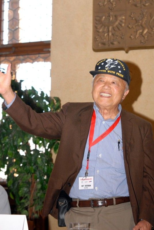 Možnost osobně se setkat s americkými veterány, přímými aktéry osvobozování Plzně a západních Čech americkou armádou, nalákala na plzeňskou radnici (4.5.2012) zástupy nejen Plzeňanů, kteří zaplnili obřadní síň s touhou setkat se s deseti statečnými hrdiny, vyslechnout si jejich vzpomínky, poděkovat, osobně se s nimi pozdravit či ověřit si vzpomínky pamětníků.
Příběhy a tváře Earla Ingrama, George Thompsona, Thomase Grissopa, Erika O. Petersona, Stephena Masona, Toma Ingrama, Franka Fortinelly, Kena Mara, Roberta Gilberta a Jima Duncana.